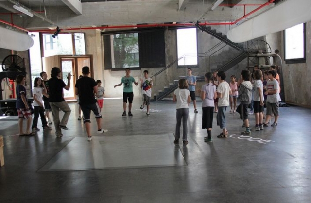 ninos bailando en un recinto cerrado